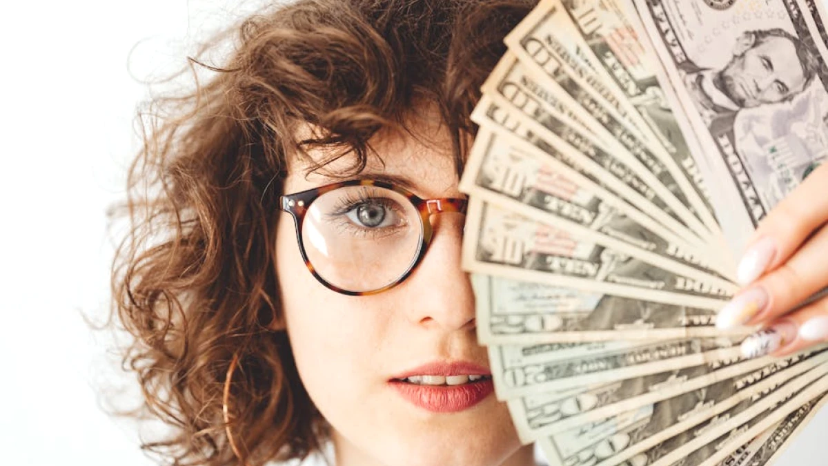 how-to-stop-living-paycheck-to-paycheck - Image 1