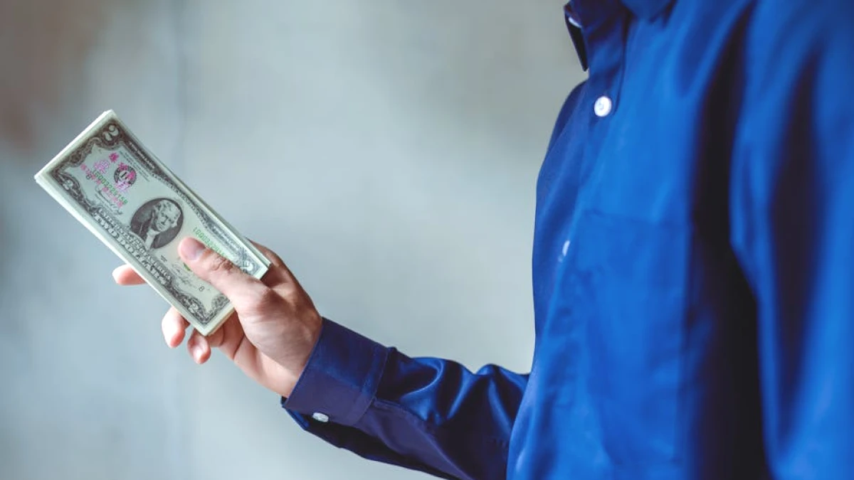 how-to-stop-living-paycheck-to-paycheck - Image 2